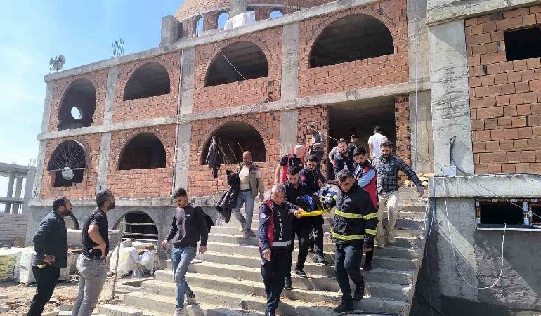 Mardin’de Cami inşaatının iskelesi çöktü: 2 Yaralı