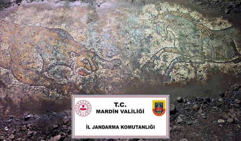 Mardin’de kaçakçılara satılmak istenen 1500 yıllık mozaik ele geçirildi