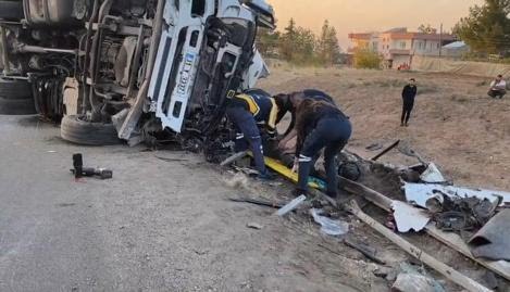 Mardin’de TIR devrildi: Şoför hayatını kaybetti
