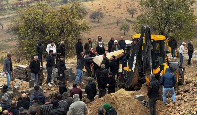 Mardin’de 3 aracın karıştığı kazada ölen 4 kişi toprağa verildi