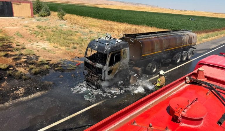 Mardin’de asfalt yüklü tanker küle döndü