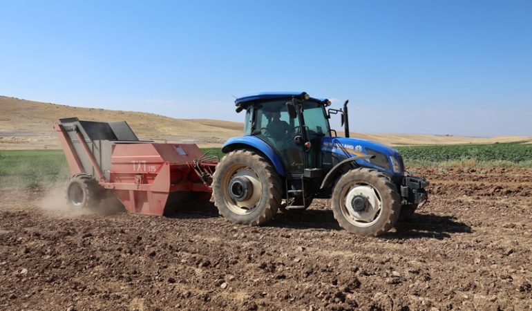 Mardin’de, çiftçiye ücretsiz taş toplama makinesi desteği